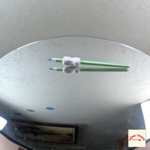 Hỗ trợ tập cầm bút cho học sinh