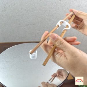 Dụng cụ hỗ trợ tập cầm đũa cho bé
