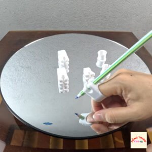 Dụng cụ hỗ trợ cầm bút cho người thiếu ngón